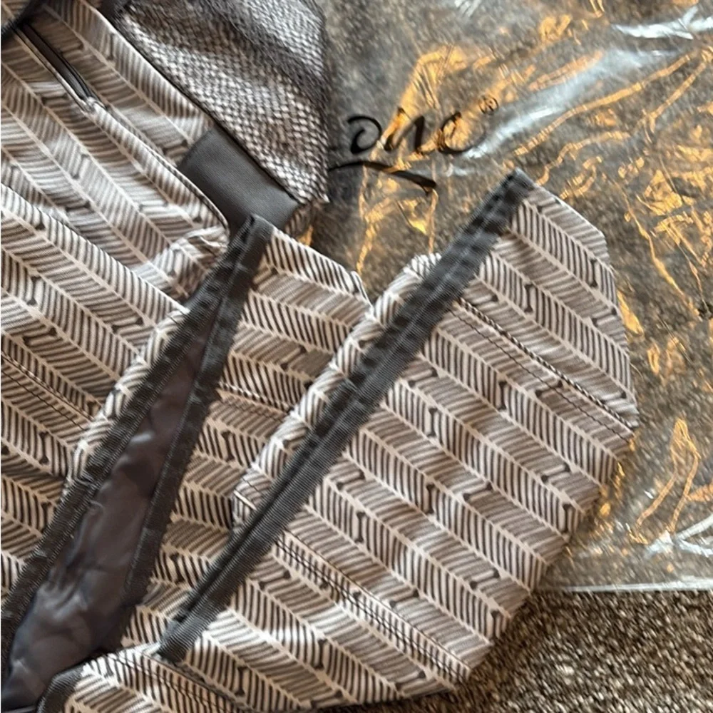 Thirty-One Gray and White Pet Travel Set in HerringBone